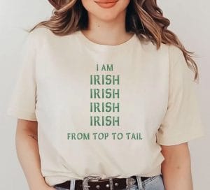 BOTÍN Irish Board Game – Learn Irish with Table Games & Jigsaws | Botin Ireland People playing BOTÍN bilingual Irish board game – learn Irish language with table games, Ireland jigsaws, and fun travel challenges.